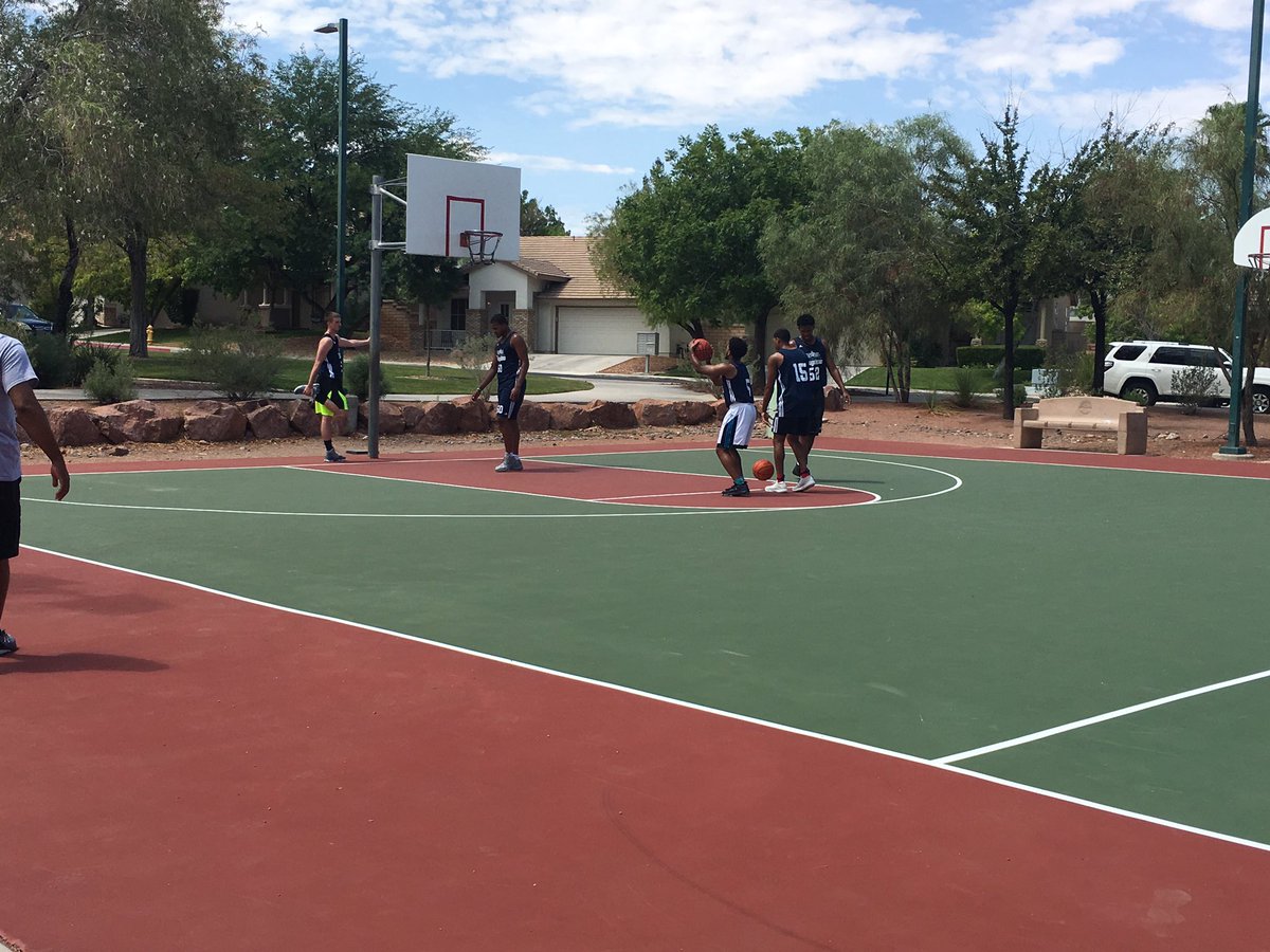 HoopstarsNation's tweet photo. Nothing like a quick outside shootaround to prep for the Vegas Fab 48 https://t.co/3izpzIjOAN