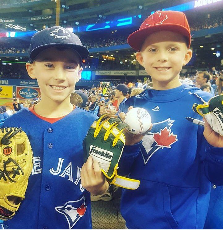 JonnyPartridge's tweet photo. @rajai11davis thanks for taking the time and making a couple kids days out there! #battinggloves #autographs https://t.co/Y3t34QYMRE