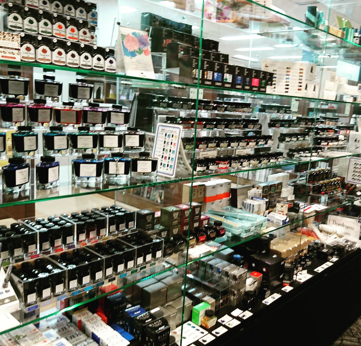 nagasawa_umeda's tweet photo. NAGASAWA梅田茶屋町店では世界各国のカラーインクを取り揃えた【INKBAR】を展開しております。
ご愛用のペンの素敵な相棒をぜひお探しくださいね!
#inkbar
#NAGASAWA梅田茶屋町店 https://t.co/vVnXa9YWfK