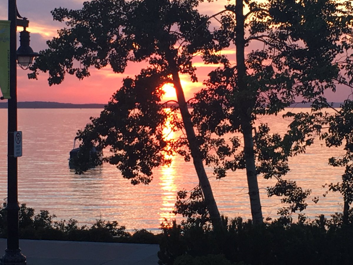 ivonnaholiday's tweet photo. Beautiful sunset in Sylvan Lake #SylvanLake #summernights #centralalberta https://t.co/WFVvRfgBtw