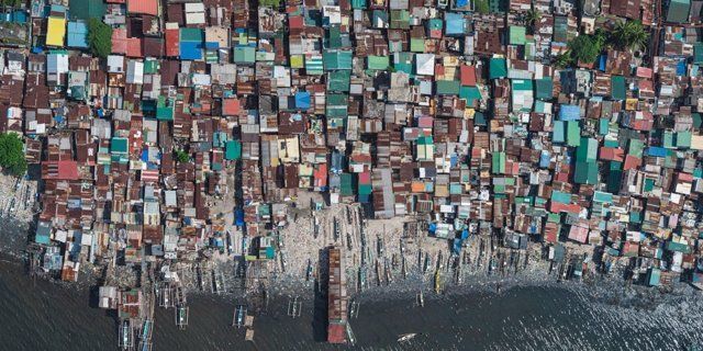 A photographer captured these shocking photos of one of the world's most densely populated slums insder.co/2uTJAk8