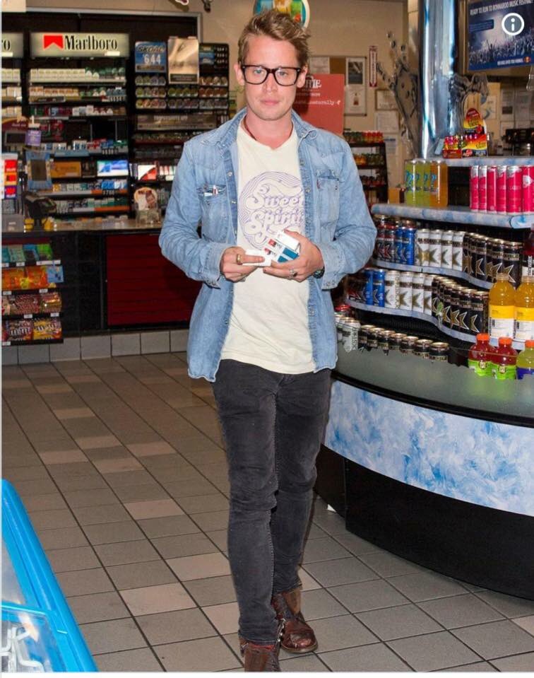 hannah_ollis's tweet photo. McCauley Culkin is back 😍😛 https://t.co/vNk7UpdX9U