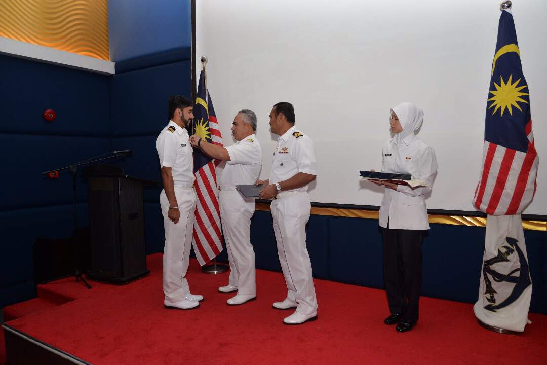 NatHydroCentre's tweet image. Tahniah dan syabas atas pemakaian Insignia Kepakaran Hidrografi.
#NavyPeople
#Droggies