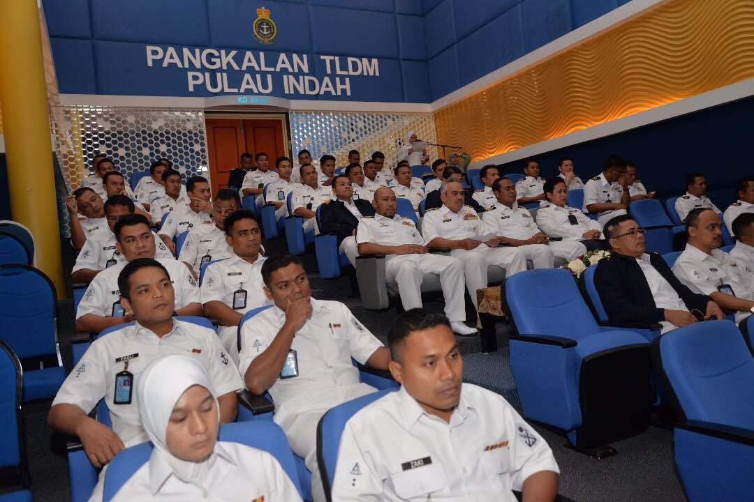 NatHydroCentre's tweet image. Tahniah dan syabas atas pemakaian Insignia Kepakaran Hidrografi.
#NavyPeople
#Droggies