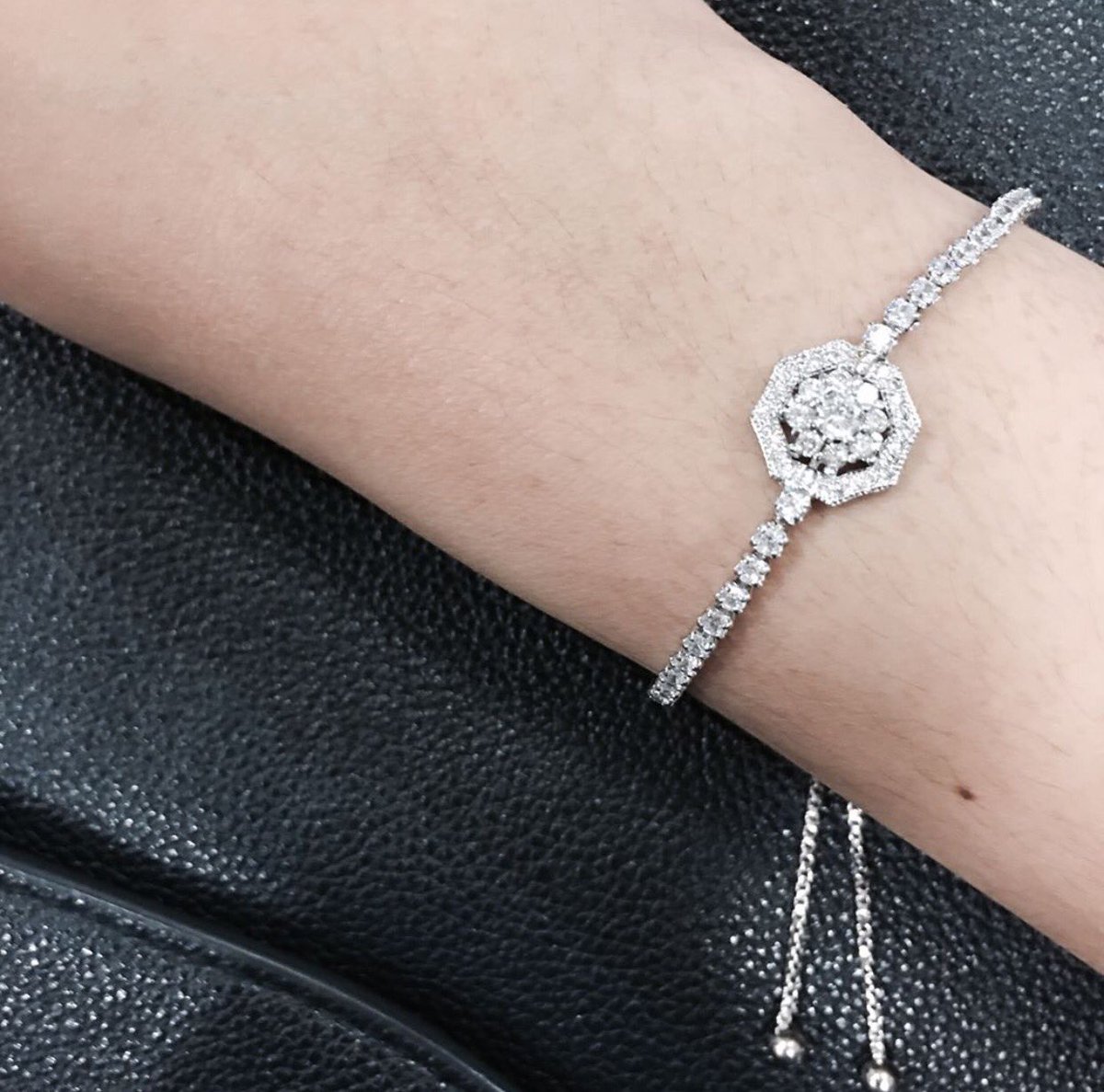 prelittlethings's tweet photo. Crystal Bracelet💎☄️💓
มีทั้งแบบคริสตัลเม็ดเล็กใหญ่ งานระเอียด สวยมาก สามารถบ��บปรับตามไซส์ข้อมือได้ มีแบบละ1ชิ้นเท่านั้นน้าา💍🎆💛😘 https://t.co/bQxjFszX5g