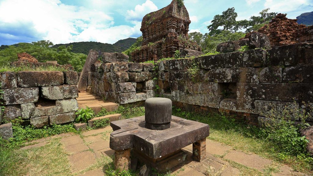 mysondaytours's tweet photo. Take to the roads for a jeep adventure to Mỹ Sơn Holy Land then  hop aboard  a private boat &amp; tour the Thu Bon River https://t.co/pfbx2gxErW https://t.co/NH3sTwg7JS