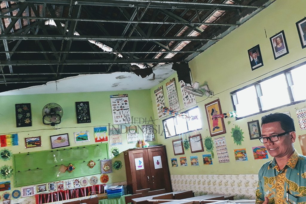 Plafon di SDN 4 Bangkalan Ambruk, Siswa Panik metrotvn.ws/yNLe2jqb