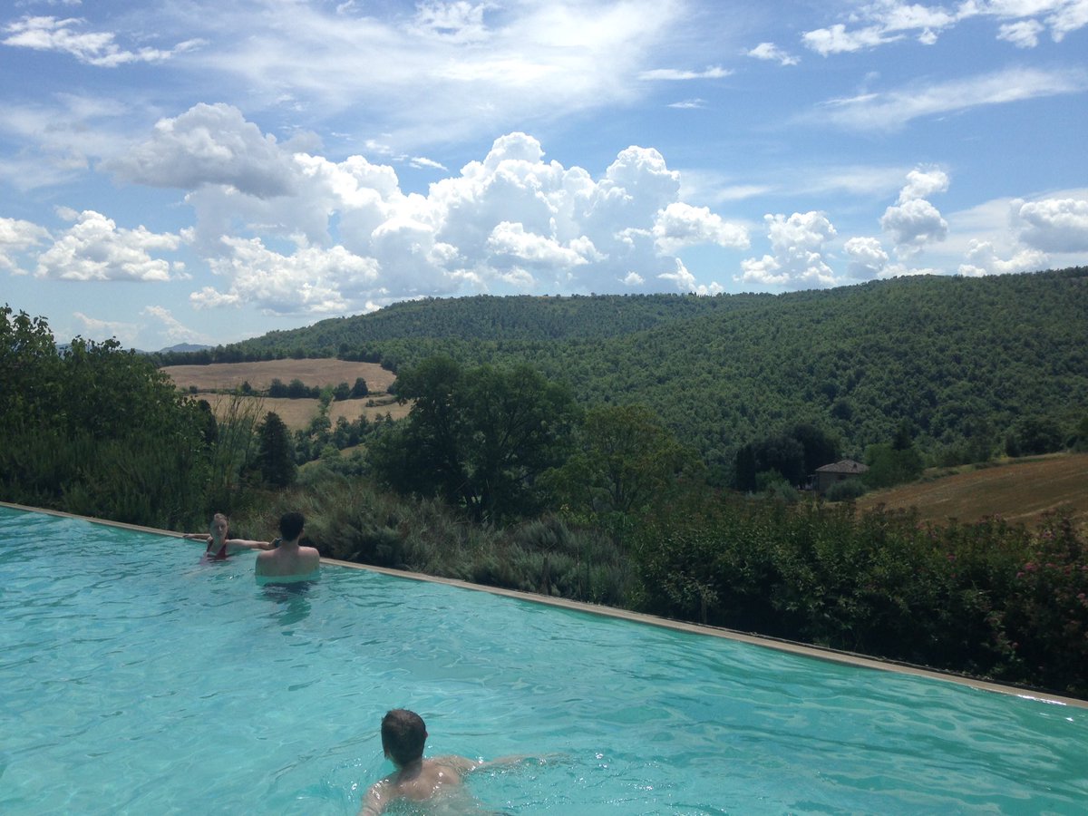 jonathanfarey's tweet photo. Day off #AnghiariFestival y'day- lunch @ superb Galbino house & enjoying the practice room view #guesswhichiswhich https://t.co/JODTmcpS25