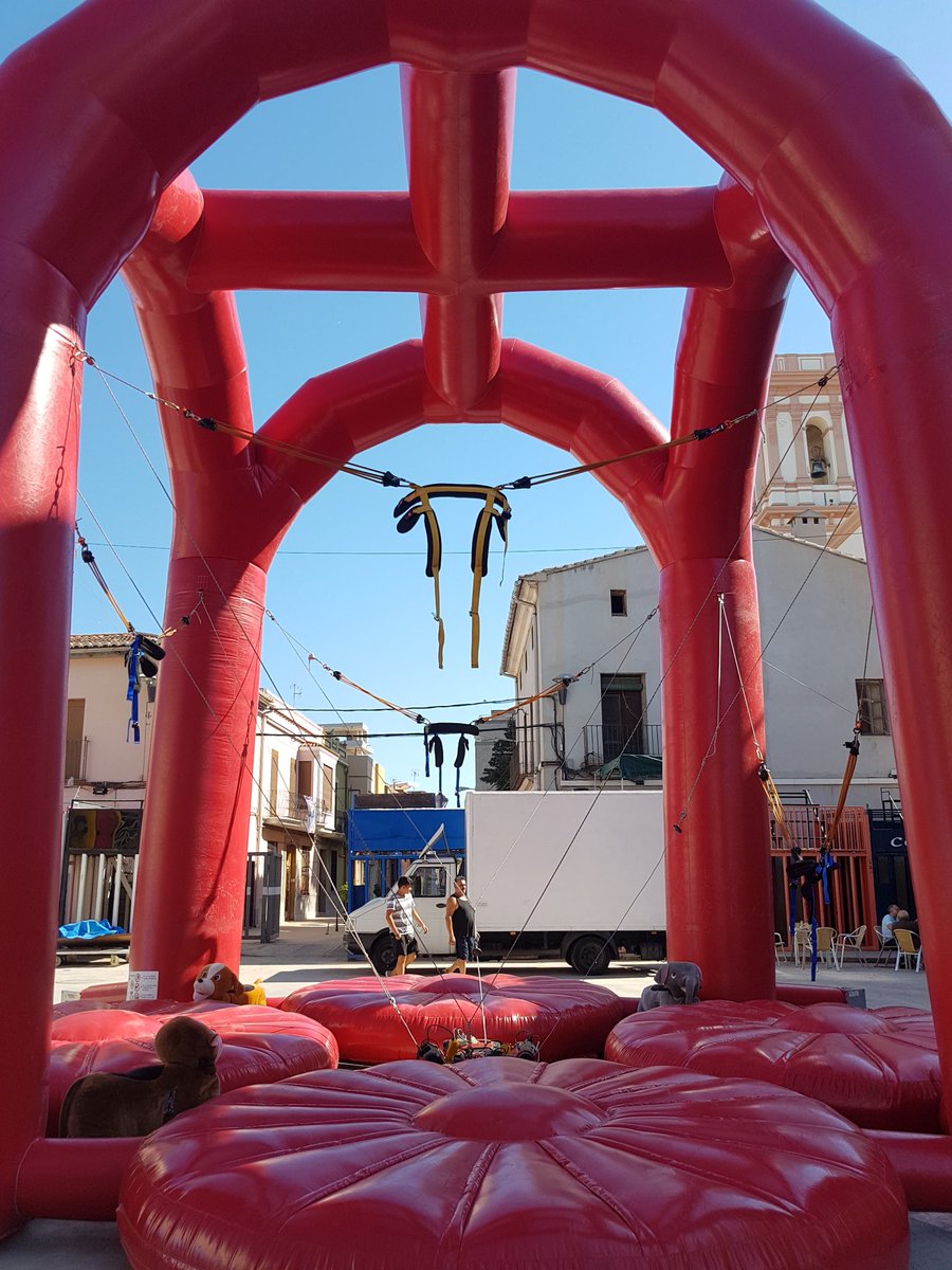 Ya esta preparado el mega jumpy y otros juegos en la plz constitucion!! Mañana dedicada solo para ellos, los reyes de la casa 🦄