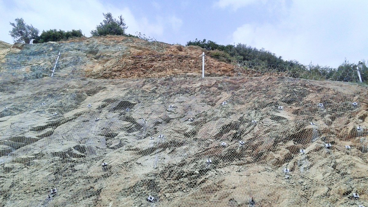 MaccaferriWorld's tweet photo. #Steelgrid and rockfall barriers on the #Eviaisland #Greece. Download our #rockfall #casehistory: https://t.co/rKti3frL4J https://t.co/HXk8mblSKd