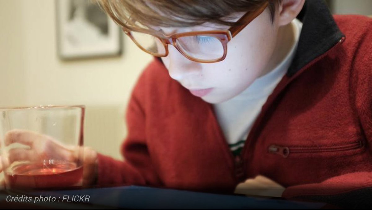 compuglas's tweet image. Danger ! La lumière bleue des écrans est néfaste pour le développement de vos  enfants. Protégez-les ! bit.ly/2tM8e6s  #enfants