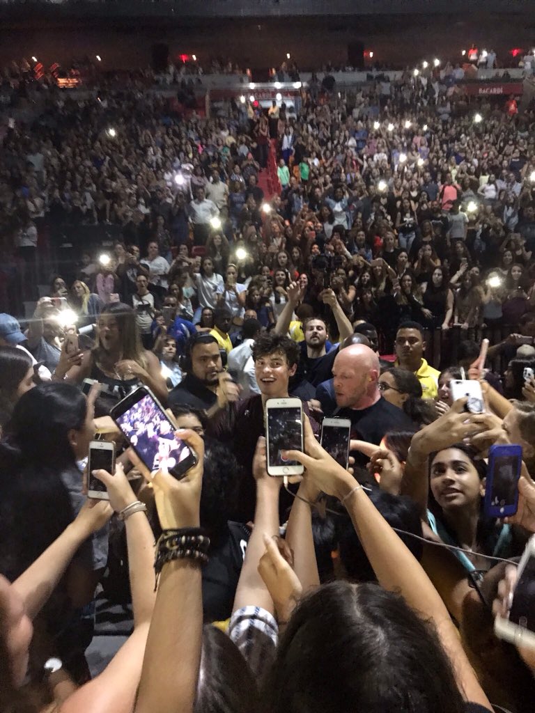 lostaIlinyou's tweet photo. There are thousands of faces in the room and yours is the only one I see https://t.co/fHLO4pwhvH