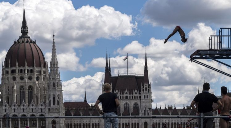 HungaryToday's tweet photo. #Wow! #Really? - #FINA’s #HighDivers In The #Air – Diving #Tower Awaits Jumpers In Front Of The #Parliament
https://t.co/Nbzf9YVTbS https://t.co/nDaYn2PXOm