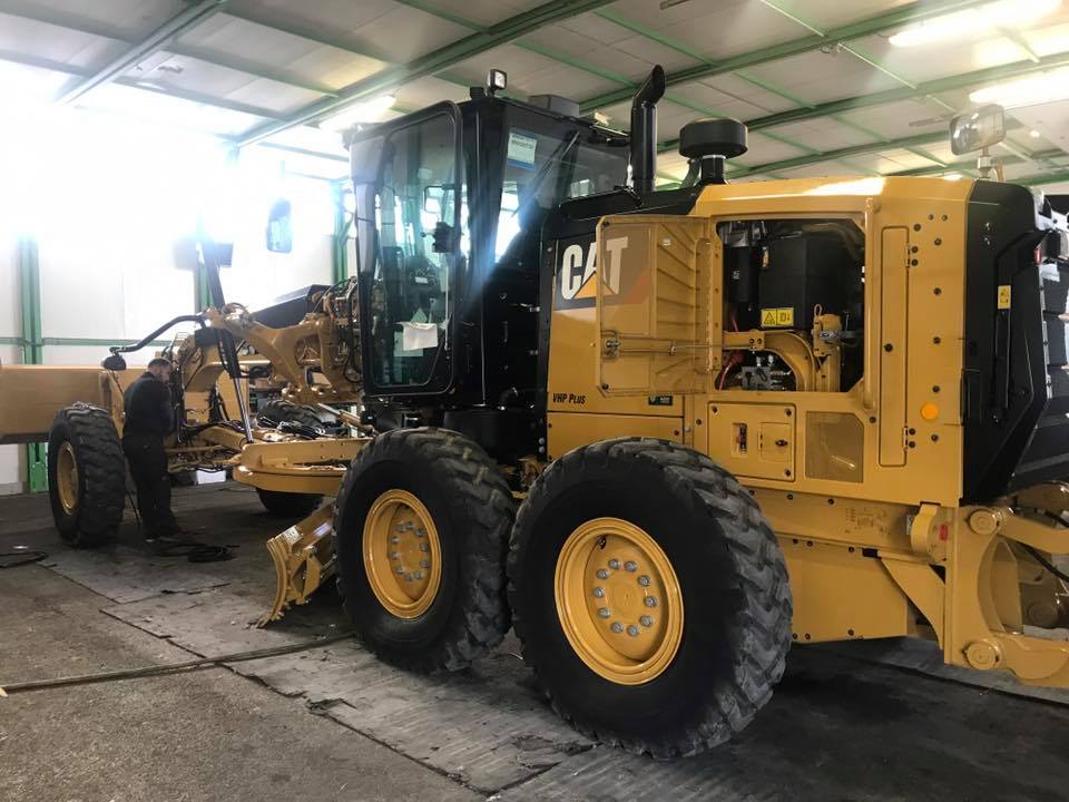 T_Bernesga's tweet photo. Installation of automatic greasing system Groeneveld Twin 3 to #caterpillar 120M2. #groeneveld #twin #efficiencyatwork https://t.co/hPMEcQxF2z