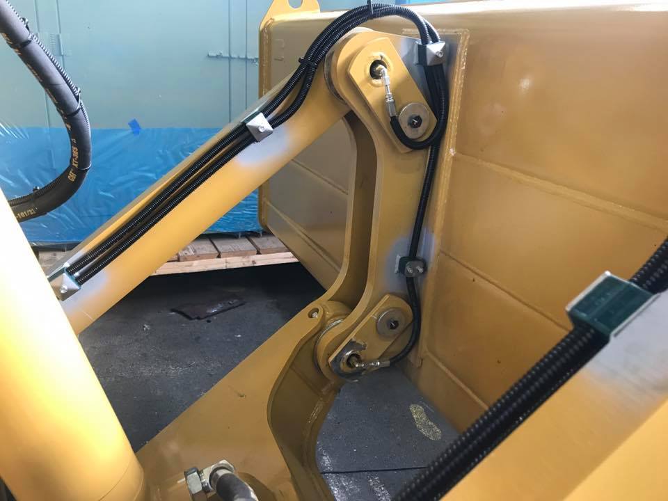 T_Bernesga's tweet photo. Installation of automatic greasing system Groeneveld Twin 3 to #caterpillar 120M2. #groeneveld #twin #efficiencyatwork https://t.co/hPMEcQxF2z