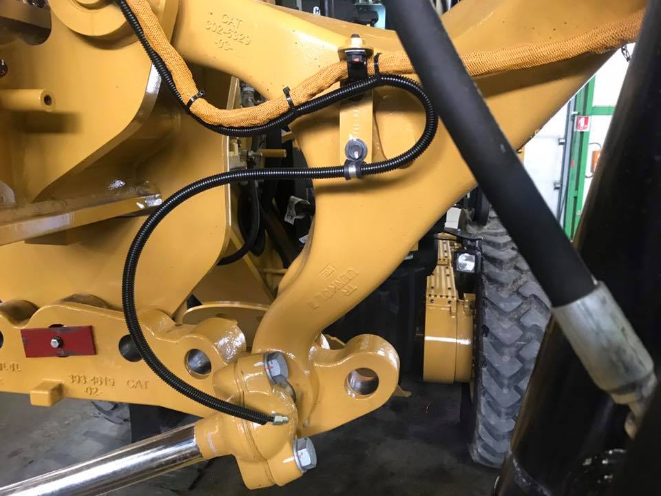 T_Bernesga's tweet photo. Installation of automatic greasing system Groeneveld Twin 3 to #caterpillar 120M2. #groeneveld #twin #efficiencyatwork https://t.co/hPMEcQxF2z