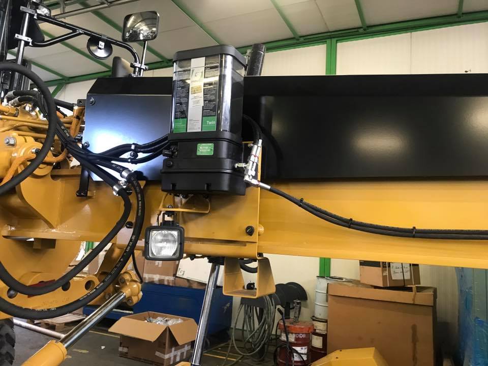 T_Bernesga's tweet photo. Installation of automatic greasing system Groeneveld Twin 3 to #caterpillar 120M2. #groeneveld #twin #efficiencyatwork https://t.co/hPMEcQxF2z