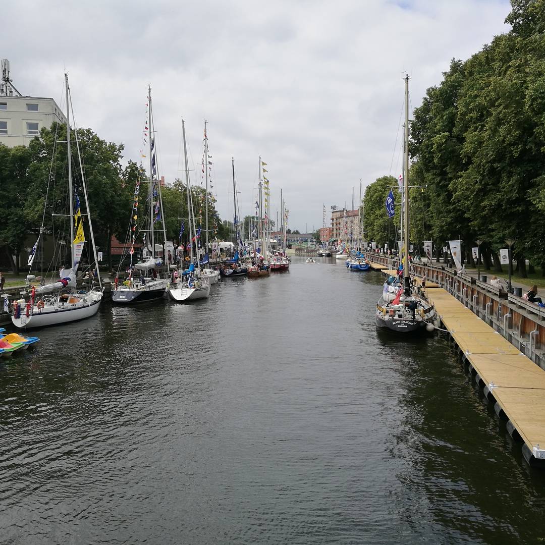 sy_henrika's tweet photo. Herätys! Makoisten unien jälkeen miehistö lähtee valloittamaan Klaipedaa
#partioscout #tallshipsraces #tsr17 https://t.co/tYOMdempXG