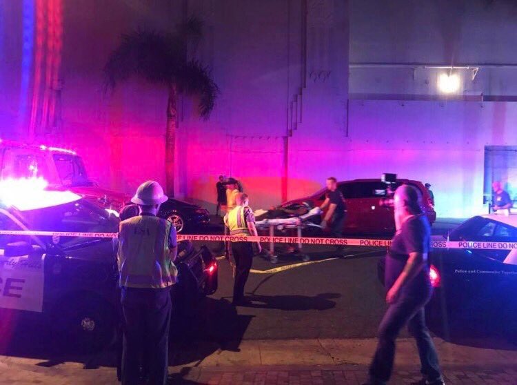 bieberfbra's tweet photo. Aparentemente o Justin acabou de atropelar um paparazzi ao sair da igreja em Beverly Hills, na Califórnia. https://t.co/EgbQilkQsv