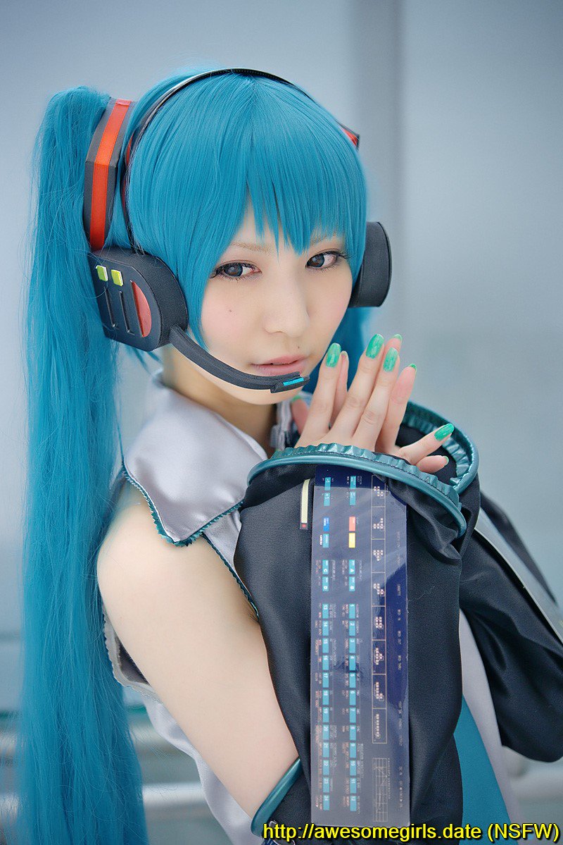 vocaloid__chan's tweet photo. #AquaHair #Blouse #Cosplay #DetachedSleeves #HatsuneMiku #Headset #Rinami #Tie #Twintails https://t.co/Rsd537GYD6
