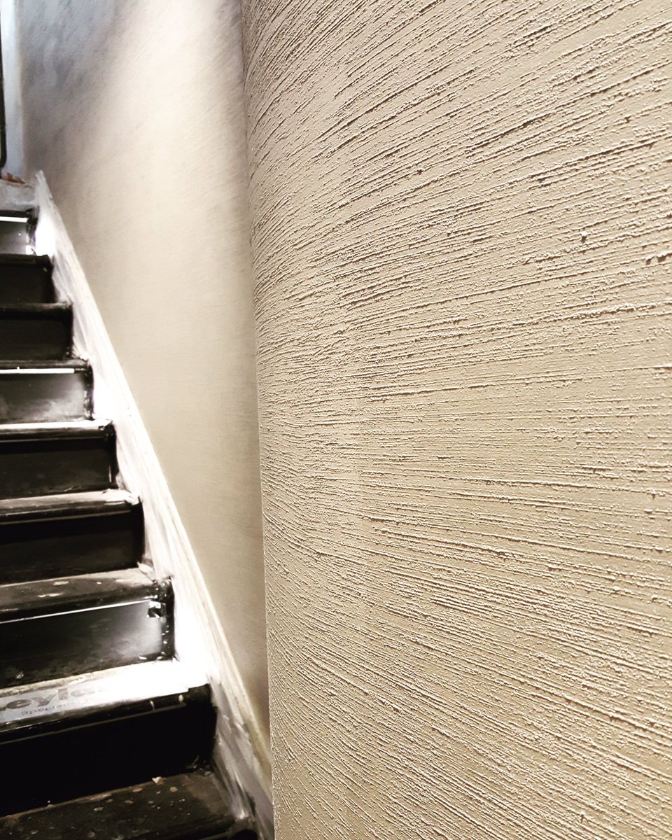 Curved strie style #plasterwall  to #London #hallway #interiordesignlondon #luxuryhomes #italianplaster #bespokewall #surfacedesign #plaster