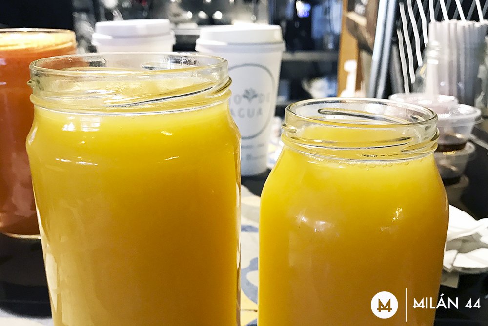 Comienza el día fresco con los jugos orgánicos de <a href="/grupoojodeagua/">GRUPO OJO DE AGUA</a> en #Milán44.