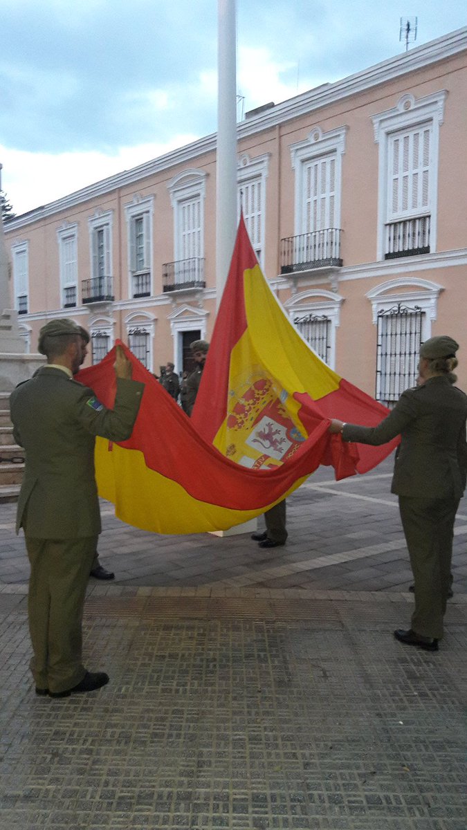 COMGEMEL_ET's tweet photo. Esta tarde, a las 21:25h corresponde a la #USBAD el honor de realizar el Arriado de Bandera en el monumento a los Héroes de Taxdirt. https://t.co/csG2CccZPV
