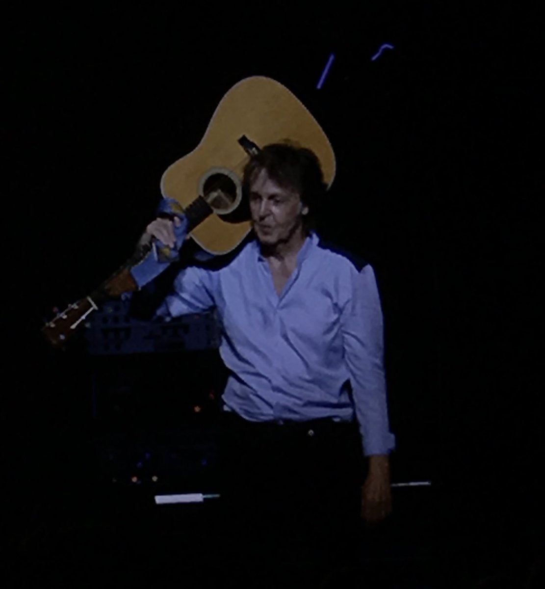 AnelloML's tweet image. This man is amazing. @PaulMcCartney #oneononetour #tinleypark #sirpaul