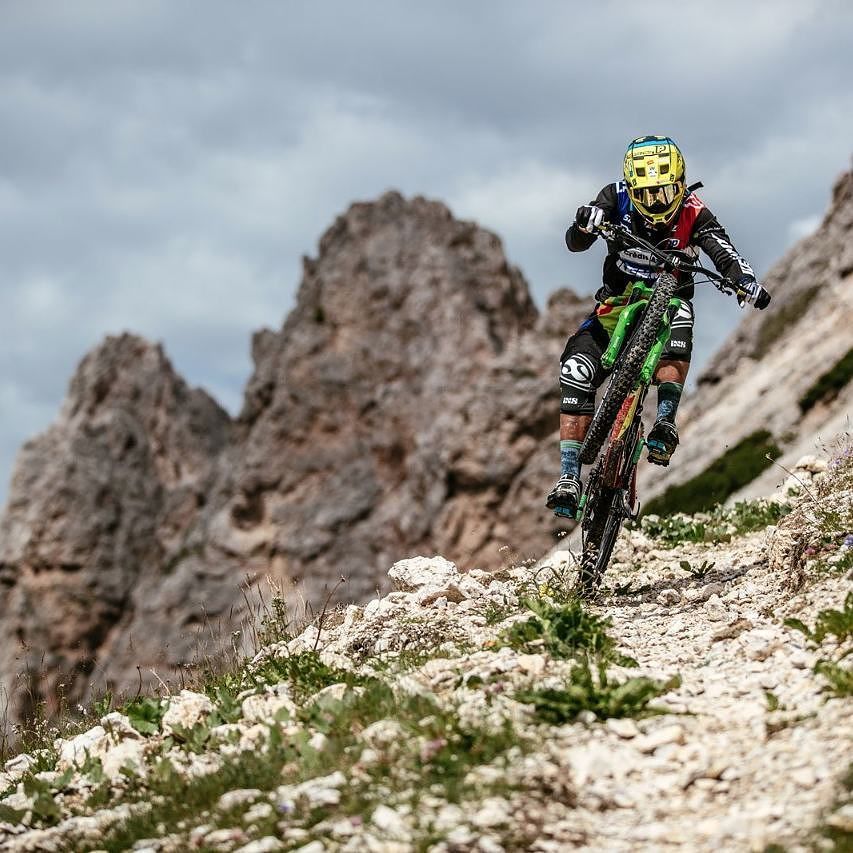 CedricGracia's tweet photo. Morning back wheel for the lads 🤘😎 #back #wheels #bike #ride #fun #time #with #lads #propersick #sky #cgvlog #me #discobrakes 📷@aledilullop… https://t.co/e7fjll6fDj