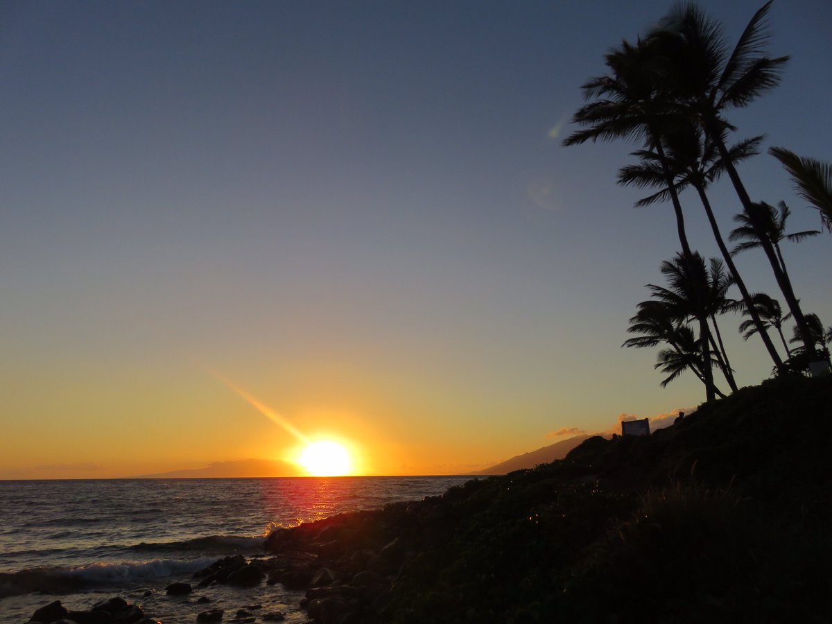 Teaqueen180's tweet photo. Another pretty #sunset in #Kihei #Maui tonight #Kam2 #KamaoleBeach #hawaii #nature https://t.co/m9RMX17W9N