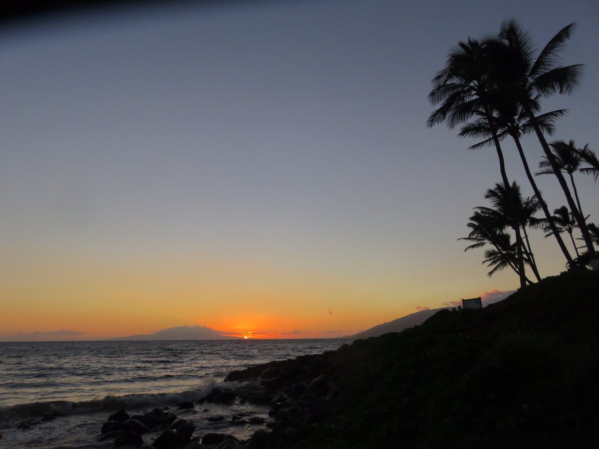 Teaqueen180's tweet photo. Another pretty #sunset in #Kihei #Maui tonight #Kam2 #KamaoleBeach #hawaii #nature https://t.co/m9RMX17W9N