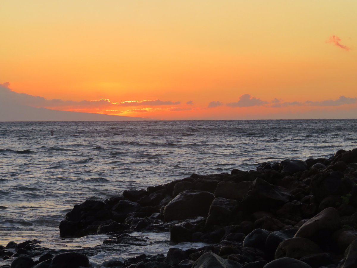 Teaqueen180's tweet photo. Another pretty #sunset in #Kihei #Maui tonight #Kam2 #KamaoleBeach #hawaii #nature https://t.co/m9RMX17W9N