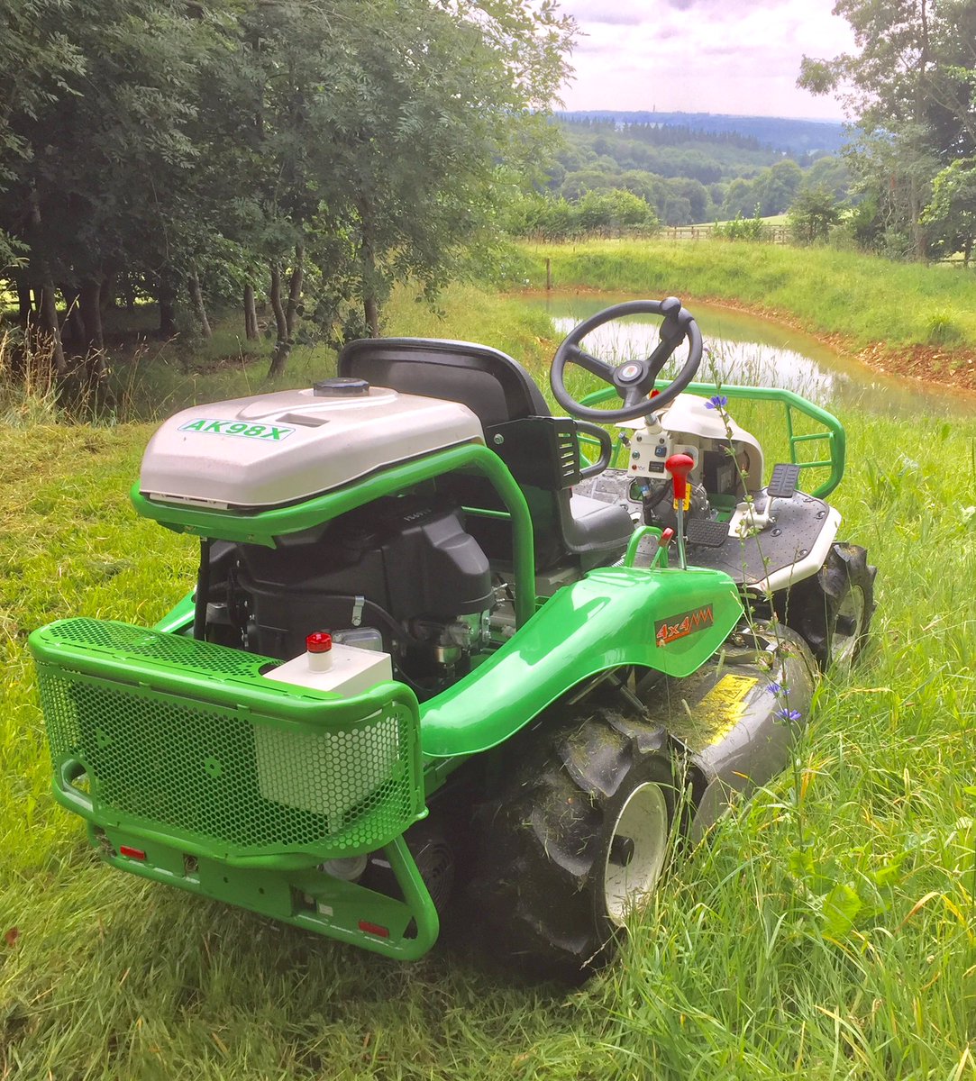 EtesiaMowerman's tweet photo. Out there on demo Yesterday with the new Etesia AK98x with "ABA Groundcare " in Dorset https://t.co/YAKQ35yNfJ