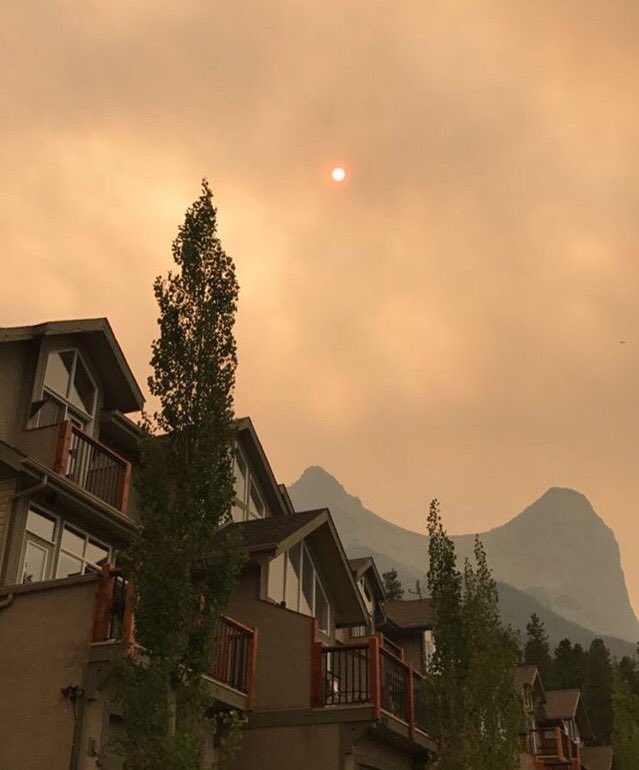 Wicked skies in Canmore. #banfffires #bcwildfires #canmore #bowvalley <a href="/rmoutlook/">Rocky Mountain Outlook</a> <a href="/CBCCalgary/">CBC Calgary</a>