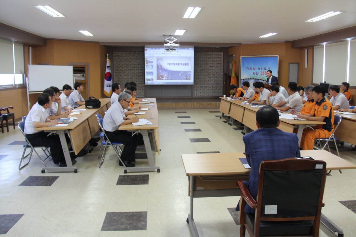 김천소방서(서장 백남명)는 27일 3층 대회의실에서 김천신경정신병원 재난 발생상황을 가정하여 긴급구조통제단 기능숙달 도상훈련을 실시했습니다.