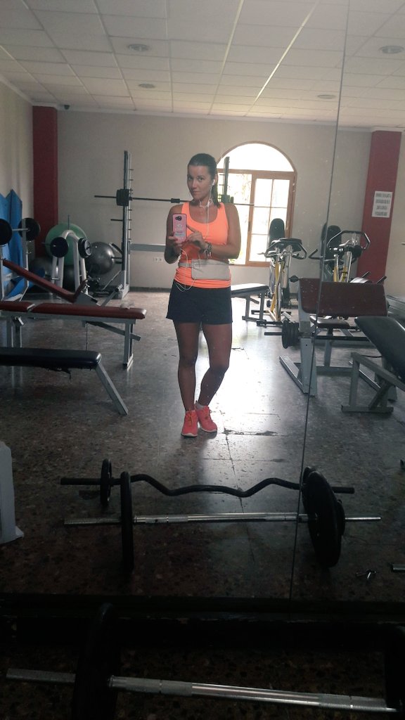 mirefron's tweet photo. Un poquito de entrene antes de currar #desconectando #FelizJueves ✌💪 https://t.co/IDbodtebOa