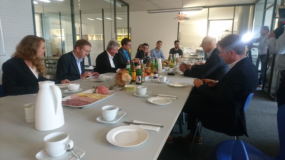 DigitalHubMs's tweet photo. Heute Frühstück mit Minister @a_pinkwart im #DigitalHub mit Bewohnern. @DWNRW #HubHunger https://t.co/dgfpZyp2Hs