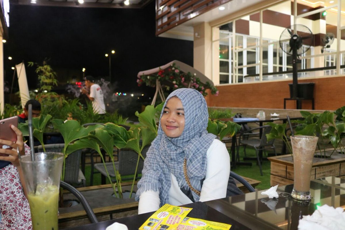 fholauna's tweet photo. bolehkah aku menoleh dan tersenyum itu hanya dariku untuk mu https://t.co/MnTWftD7Yg