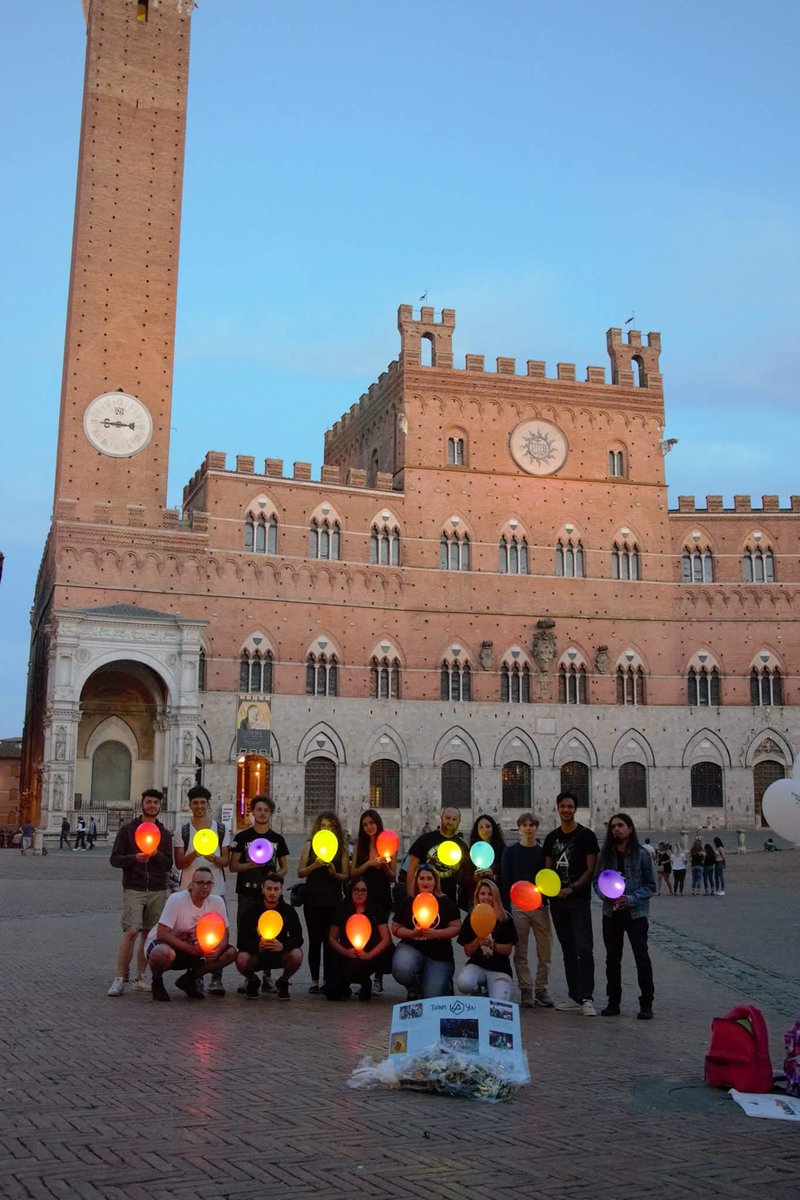Mammachepanda's tweet photo. One More Light in the sky @ChesterBe 💔 #siena @lpitaly @mikeshinoda @linkinpark @joehahnLP @LPAssociation @LPLive @phoenixlp @LPFanCorner https://t.co/6BDoBGrW9A