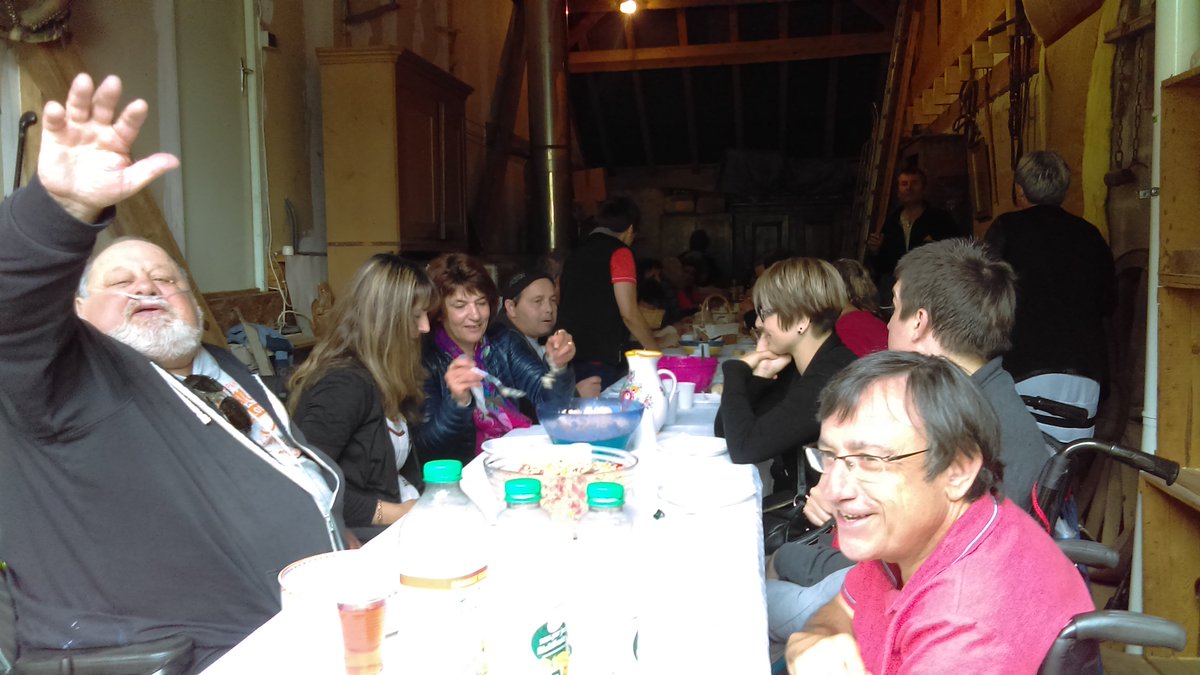 apf_88's tweet photo. MERCI aux référents du groupe APF de St-Dié pour ce BBQ! 37 personnes réunies malgré le mauvais temps! Envie de venir au groupe? 0329291061 https://t.co/aphRZz3yXZ