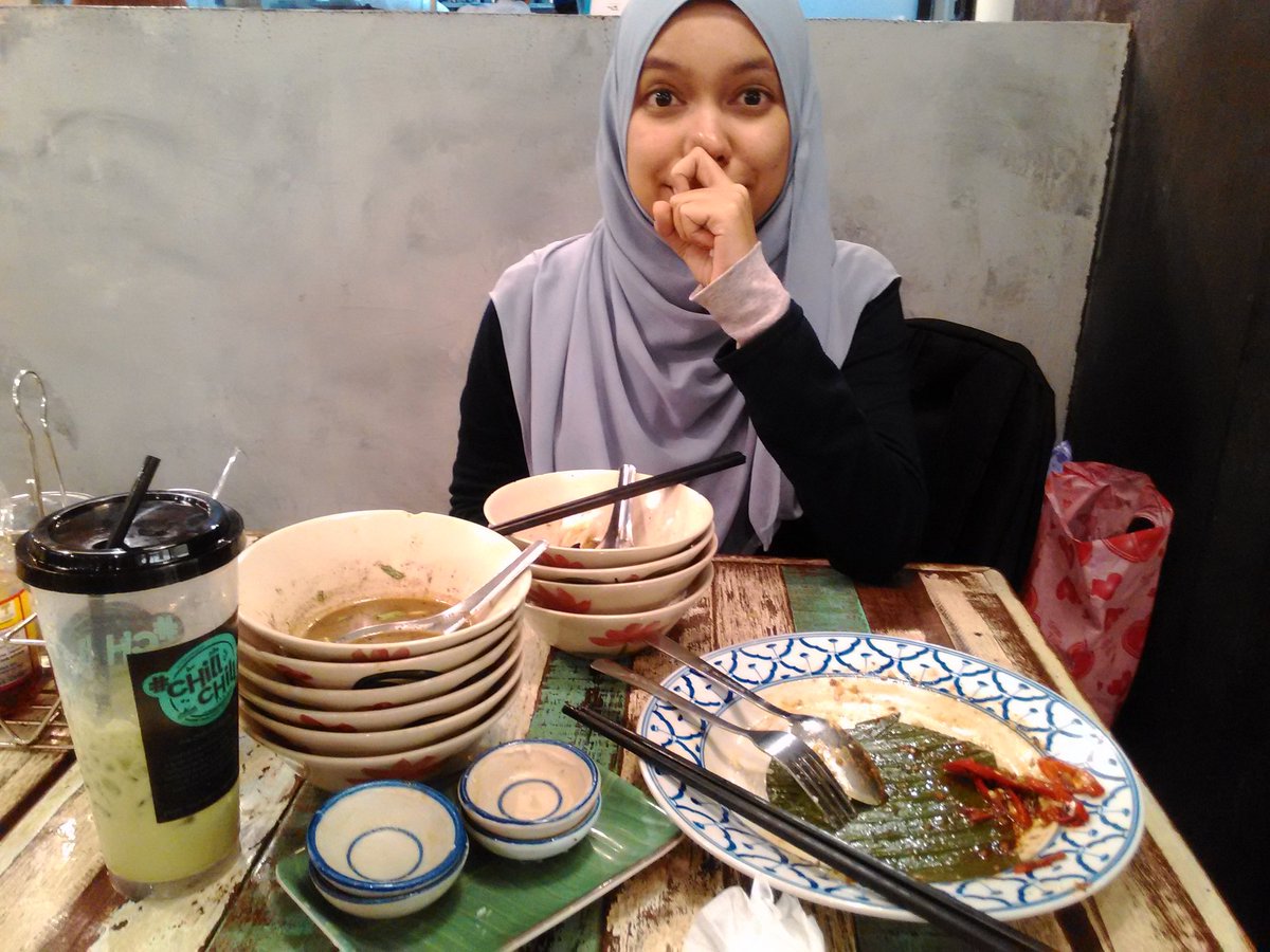 rella_chaapy's tweet photo. ๐๐๐ #omnomnom #burpp #sisdayout #jodohboatnoddle #lol #cutewaiter https://t.co/Qhc047gQON