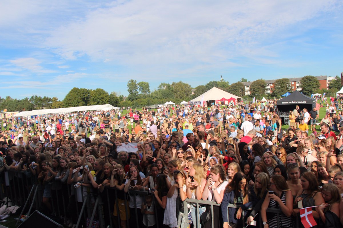 GlostrupFest's tweet photo. Vi er i fuld gang med detaljeplanlægningen af #glostrupfestival 2017 #fedstemning Ses vi? https://t.co/vUakXun8H6 https://t.co/LfuLXokW0h