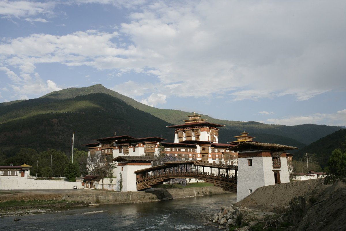 therootbridge's tweet photo. Join us for a mesmerizing #Bhutan trip on our budget trip
#AllWomenTrip #PunakhaDzong #HappyKingdom #RoadTrip  #RootBridge #ThoughtfulTravel https://t.co/e0AHzQzdgf