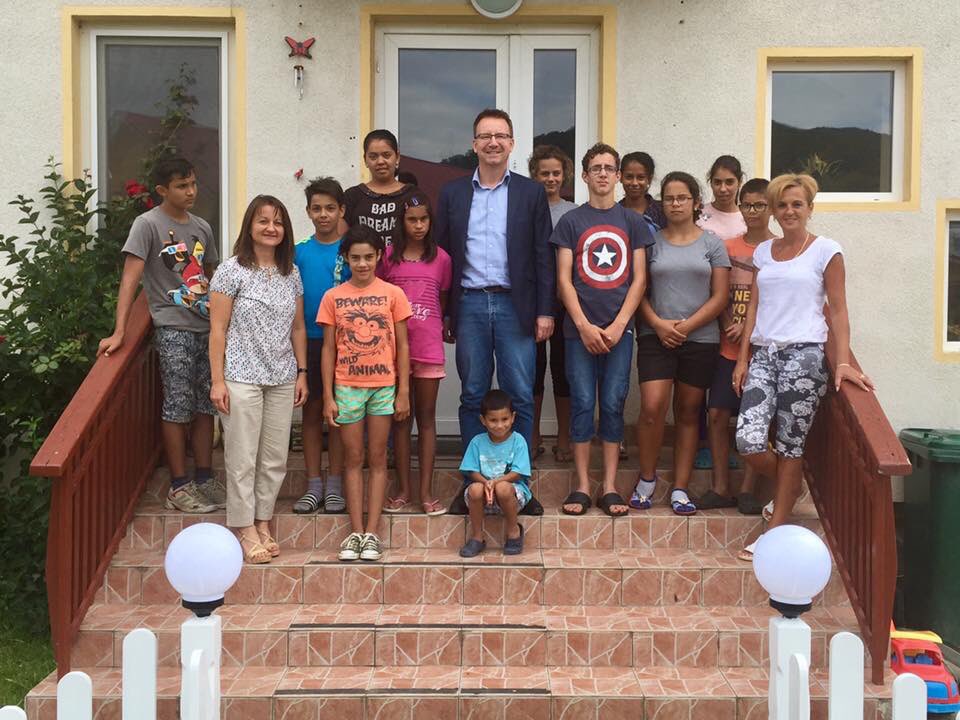 Burgemeester van IJsselstein, Patrick van Domburg, bezocht woensdagmiddag het familiekindertehuis Tinkerbell in Sovata.