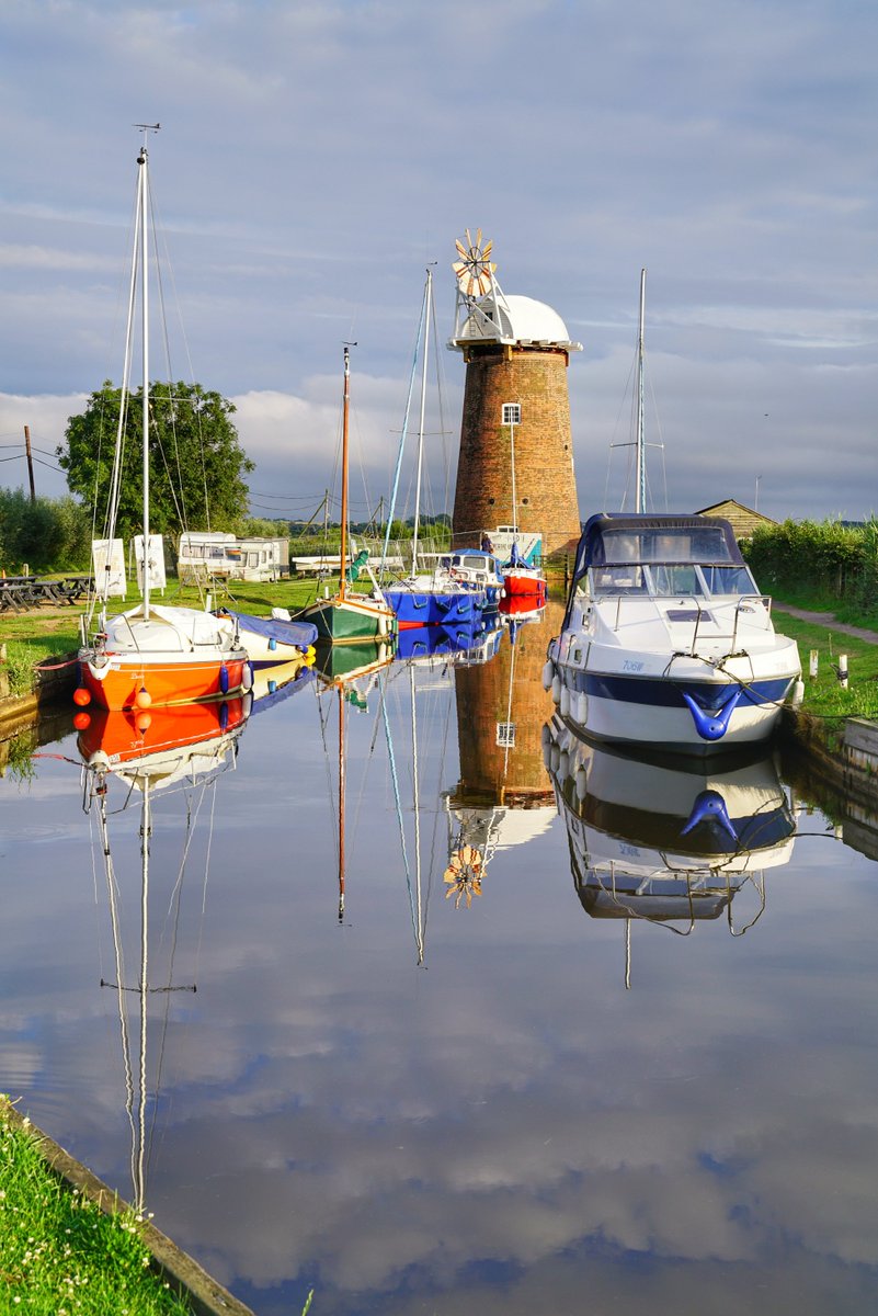 #DidYouKnow the Broads is Britain's largest protected wetland and third largest inland waterway? #NationalParksWeek (📷 Douglas Dingwall)
