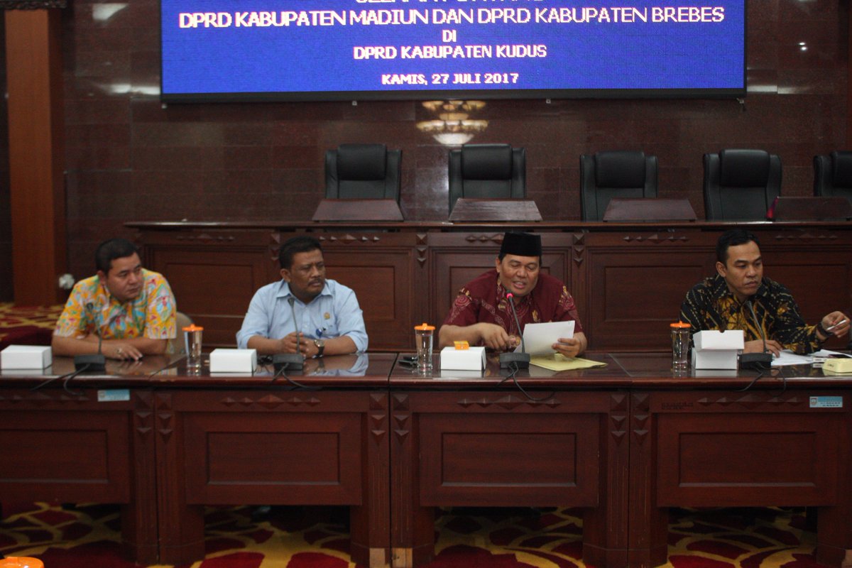 DPRD_kudus's tweet photo. 27 Juli 2017 Ket.DPRD Kab. Kds Masan, SE, MM dan Wakil Ket. DPRD Kab. Kds Drs. Ilwani mnrima Kunker dr DPRD Kab.Madiun dan DPRD Kab.Brebes https://t.co/gAvMipnEVk