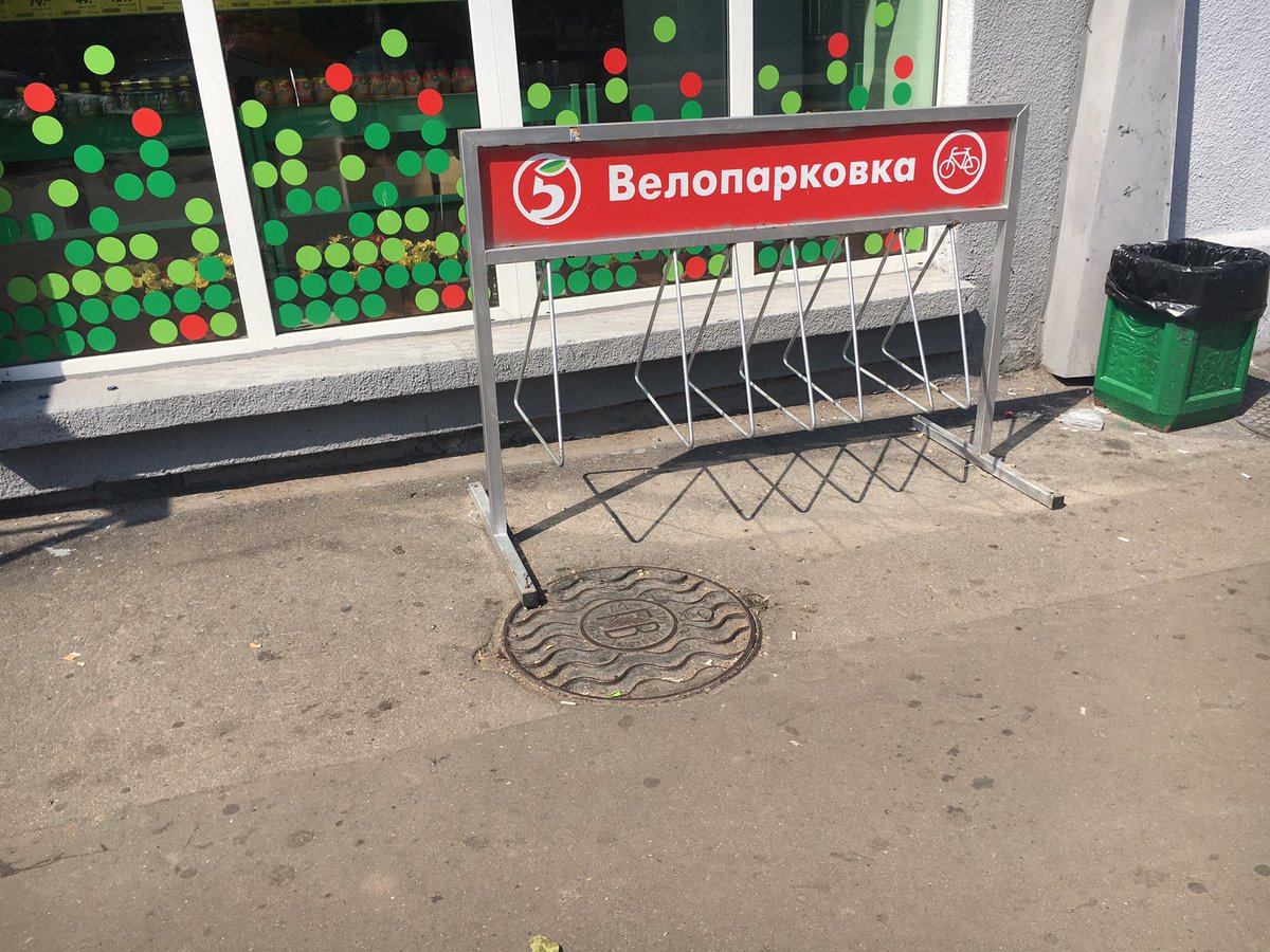 idesalina's tweet photo. Кто??? Ну кто это придумывает? В городе Катастрофически не хватает машинных парковок, зато вот! Таких "парковок" хоть отбавляй😥 https://t.co/zpFdgm1esS