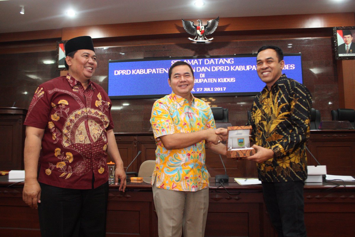 27 Juli 2017 Ket.DPRD Kab. Kds Masan, SE, MM dan Wakil Ket. DPRD Kab. Kds Drs. Ilwani mnrima Kunker dr DPRD Kab.Madiun dan DPRD Kab.Brebes