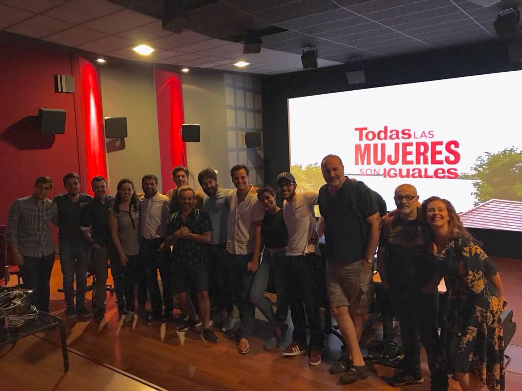 cinestudionews's tweet photo. Parte del equipo de la película dominicana TLMSI. Terminando la mezcla. Film postproducido en @cinestudionews https://t.co/IM2rA2IWDK