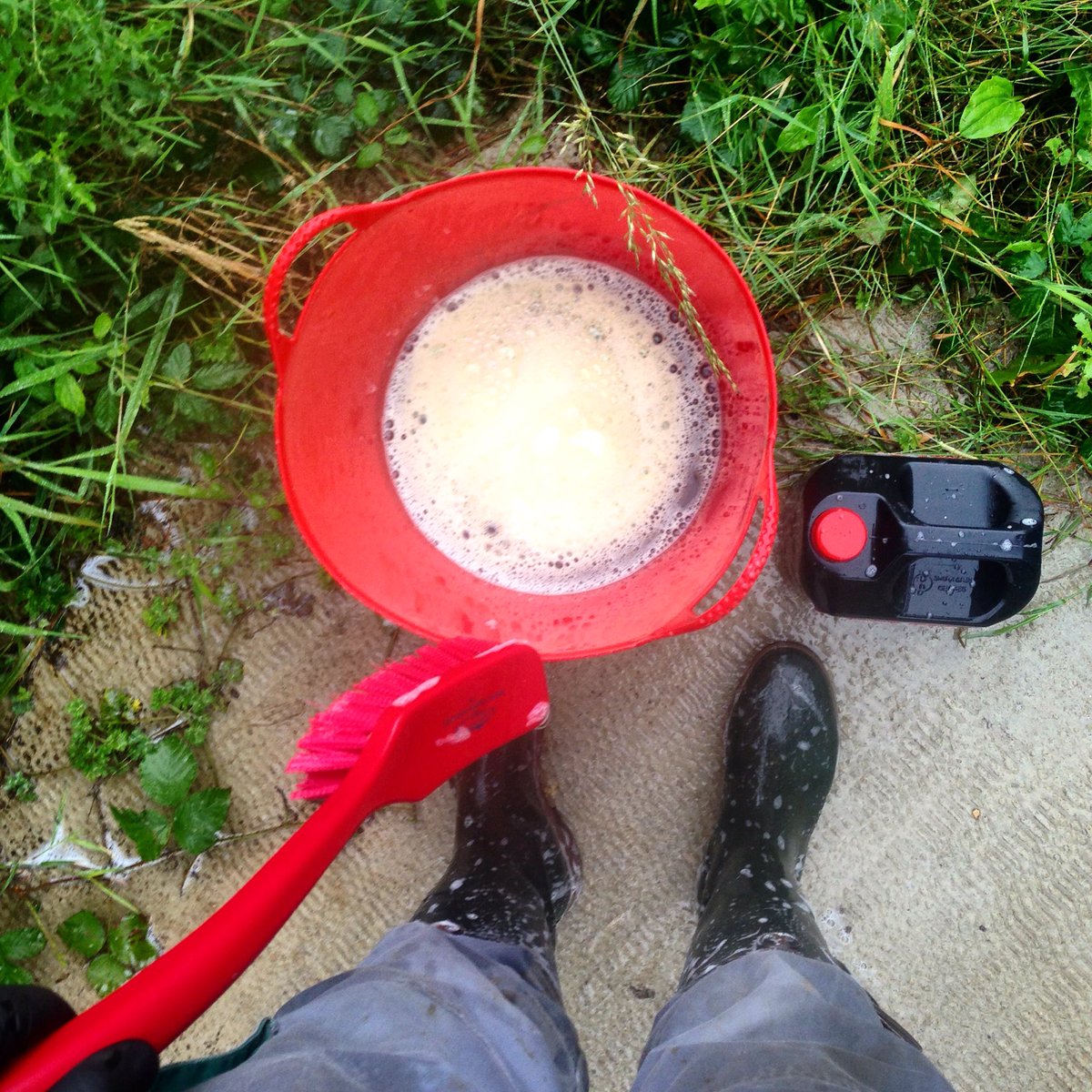 Dave_724's tweet photo. Clean boots and clothes then onto the next farm for a meeting #placestobethingstodo #soontobe3xaday #fam30 #aigles #reliefmilking https://t.co/RwS1hBgF1b